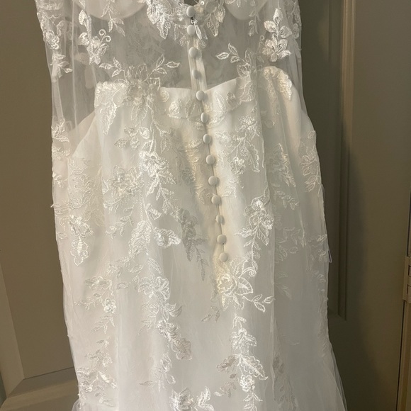 Brand new Azazie Leonie Wedding dress. Size WD14 Never worn. - Picture 3 of 8